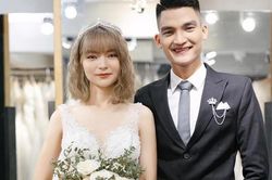 Cuộc tình trắc trở và cái kết viên mãn của Mạc Văn Khoa với bà xã hơn tuổi