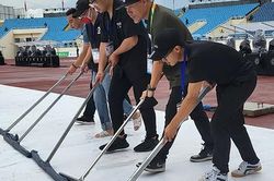 Nhạc sĩ Huy Tuấn dọn dẹp sân khấu trước lễ khai mạc SEA Games