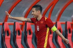 Hùng Dũng đón niềm vui trên khán đài sau chiến thắng của U23 Việt Nam