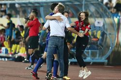 Trưởng đoàn U23 Thái Lan lại được vinh danh