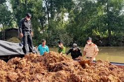 Bắt quả tang 12 phương tiện thủy vận chuyển 733m3 đất trái phép