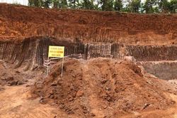 Phát hiện quả bom có đường kính lớn trong lúc san ủi mặt bằng