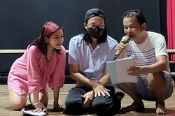 Loạt hình ảnh mới nhất của Hoài Linh tại một buổi diễn tập: Che kín mặt, lộ rõ vẻ mệt mỏi trên sân khấu