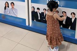 Ngó lơ bố mẹ, con gái Đông Nhi tiến thẳng đến dàn trai đẹp BTS
