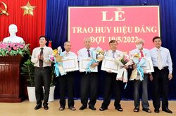 Thành ủy Châu Đốc tổ chức lễ trao Huy hiệu Đảng đợt 19/5/2022