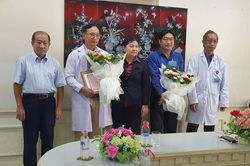 Tặng Bằng khen cho ê kíp phẫu thuật thành công trong điều trị thoát vị đĩa đệm cột sống cổ