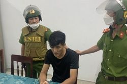 Cảnh sát khống chế đối tượng nhốt cô gái trong nhà, đánh đập dã man