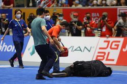 Võ sĩ Việt Nam chấn thương giữa bài thi, bất động trên thảm đấu