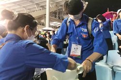 Hành động đẹp của tình nguyện viên Thủ đô sau Lễ khai mạc SEA Games 31