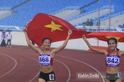 Màn ăn mừng ấn tượng của VĐV điền kinh Việt Nam trong ngày đầu tranh tài