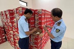 Tạm giữ hàng nghìn thùng bánh bông lan nghi nhập lậu