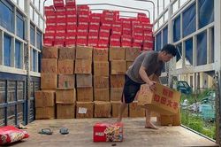 Tranh thủ lúc đêm vắng, tiểu thương tiêu thụ lậu hàng nghìn hộp bánh bông lan, trái cây khô