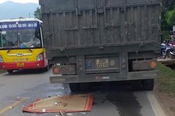 Va chạm với xe đầu kéo trên Quốc lộ 6, nam thanh niên đi xe máy tử vong
