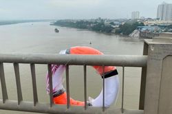 Hàng chục phao cứu sinh xuất hiện trên các cây cầu của Hà Nội
