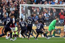 West Ham 2-2 Man City: Mahrez trượt 11m, Liverpool vẫn còn cơ hội vô địch