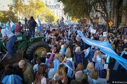 Lạm phát và mức lương giảm đang làm gia tăng căng thẳng xã hội ở Argentina