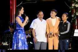Bố mẹ Hồ Văn Cường lên tận Đà Lạt xem liveshow của con, từ chối phát biểu vì lý do này