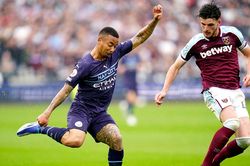 Cuộc đua vô địch Ngoại hạng Anh: Man City tự làm khó mình, thời cơ cho Liverpool