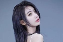 Rơi nước mắt thành viên Le Sserafim gặp 2 fan đặc biệt khi ra mắt