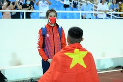 Nhà vô địch SEA Games cầu hôn bạn gái ngay trên sân điền kinh