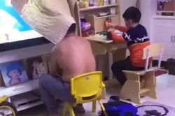Con sắp thi cuối kỳ, bố trùm chăn xem tivi không dám mở tiếng