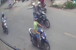 Rùng mình cảnh đôi nam nữ bị giật dây chuyền giữa ban ngày ở TP. HCM