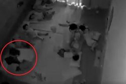 Xôn xao clip giáo viên mầm non trùm túi lên đầu trẻ đánh liên tiếp