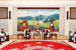 Chủ tịch Quốc hội Vương Đình Huệ chào xã giao Tổng Bí thư, Chủ tịch nước Lào