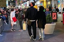 Cặp đôi BinJin được bắt gặp tại New York: Cùng diện đồ đôi, Son Ye Jin nép vào Hyun Bin đầy ngọt ngào