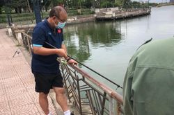 Clip: HLV Park Hang Seo hào hứng mượn cần câu, câu cá ở Việt Trì, netizen thốt lên 'cưng xỉu'