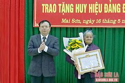 Đồng chí Chủ tịch HĐND tỉnh dự Lễ trao Huy hiệu Đảng đợt 19/5 tại huyện Mai Sơn