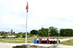 Đảng bộ huyện Hàm Yên tổ chức chào cờ, sinh hoạt chính trị đầu tuần