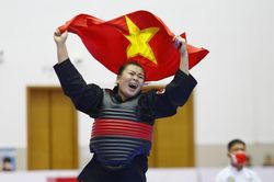 Lần đầu vô địch SEA Games, nữ võ sĩ Việt Nam bật khóc tặng HCV cho mẹ