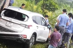 Xế hộp va chạm với tàu hỏa, 5 người may mắn thoát chết