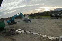 Đối tượng dùng gàu máy múc đập phá 2 ô tô trên công trường thi công cao tốc Bắc-Nam lãnh án