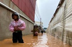Nhiều nhà dân ở Đà Lạt bị ngập sau trận mưa lớn