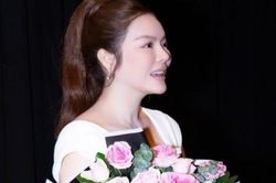 Sao Việt: Lý Nhã Kỳ xinh đẹp với đầm trắng, Hương Giang 'tuyển chồng cho cô em' hậu chia tay Đình Tú