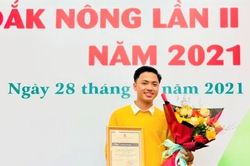 Phó Bí thư Ðoàn trường đa tài