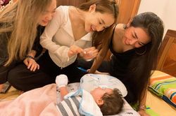 Hoàng Oanh khoe khoảnh khắc Nhã Phương lần đầu gặp bé Max đã vội kết tình 'thông gia'