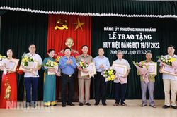 Đồng chí Chủ tịch UBND tỉnh dự lễ trao tặng Huy hiệu Đảng tại Đảng bộ phường Ninh Khánh