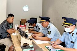 Kinh tế Kinh tế Tạm giữ lượng lớn điện thoại di động có dấu hiệu nhập lậu