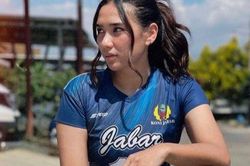 Thủ quân bóng chuyền nữ Indonesia tại SEA Games 31 gây thổn thức với diện mạo xinh đẹp, khiến vạn người ngẩn ngơ vì quá mạnh mẽ trên sân