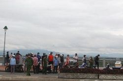 Bỏ lại xe máy, cha ôm con gái nhảy cầu Cửa Đại