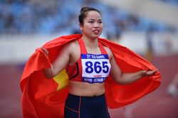 Cô gái dân tộc Thái khóc khi phá kỷ lục SEA Games