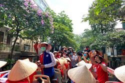 Đoàn vận động viên Thái Lan khám phá Hà Nội trên xe buýt 2 tầng