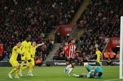 Southampton 1-2 Liverpool: Ngược dòng ngoạn mục, Liverpool đua vô địch tới vòng cuối