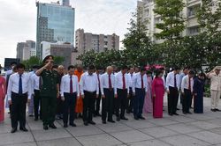 Lãnh đạo Thành phố Hồ Chí Minh dâng hương, dâng hoa tưởng nhớ Chủ tịch Hồ Chí Minh