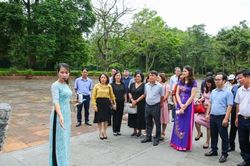 Đoàn công tác Hội Nhà báo Việt Nam tham quan thực tế tại khu di tích quốc gia đặc biệt Lam Kinh