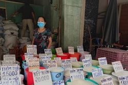Xăng tăng, hàng hóa tăng theo, tiểu thương gồng mình cắt bớt lãi
