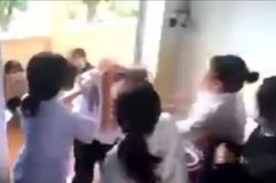 Nữ sinh lớp 7 bị đánh hội đồng trong lớp học